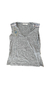 Remera de mujer gris con escote en V y bordado de pluma, marca Rapsodia.