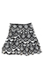 Falda corta con estampado en blanco y negro, con diseño de corazones y formas geométricas.