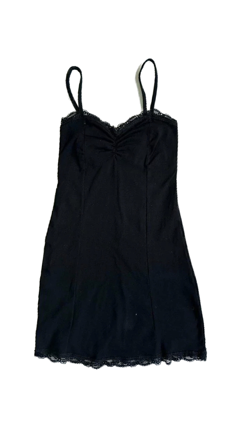 Vestido Alicia negro con tirantes finos y detalles de encaje en el escote y el dobladillo.