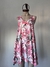 Vestido de mujer de Jazmín Chebar, modelo Hibiscus, con estampado floral en tonos rosa y blanco, exhibido en un maniquí.