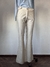 Pantalón de mujer de color claro con corte acampanado y detalles en la cintura.