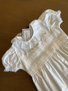 Romper Bordado Floral Branco + Laço - 01 ano