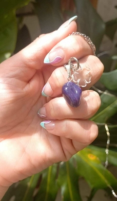 Pulsera de acero con dije de cristal y amuleto de acrílico