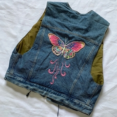 colete jeans bordado / U - TRANQUEIRAGEM