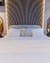 KIT CAMA POSTA EM OFF WHITE COM TEXTURAS E TECIDOS DIVERSOS - loja online
