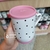 Caneca Nora poá com alça de coração e tampa rosa - comprar online