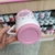 Caneca Nora poá com alça de coração e tampa rosa - loja online