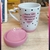 Caneca Nora poá com alça de coração e tampa rosa na internet