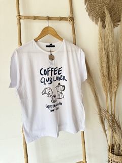 Remera Coffe -  Tienda Enriqueta Ciudad Jardin - Calzado y ropa con estilo para mujeres reales