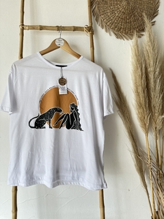REMERA BRAVERY -  Tienda Enriqueta Ciudad Jardin - Calzado y ropa con estilo para mujeres reales