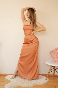 Vestido tipo seda con escote en espalda en internet