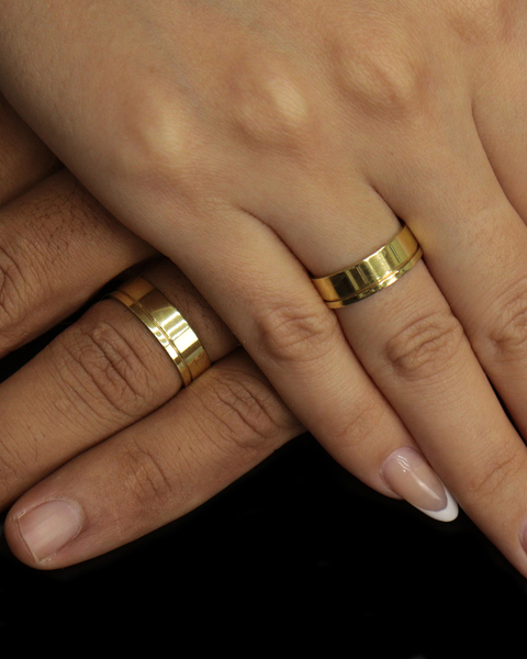 PAR DE ALIANÇAS: QUADRADA COM FRISO 6MM