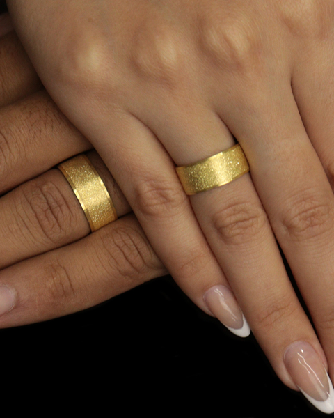 PAR DE ALIANÇAS: FOSQUEADA 8MM COM FRISOS LATERAIS