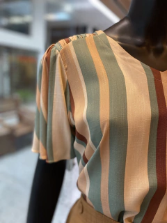 Blusa Listrada Decote V - comprar online