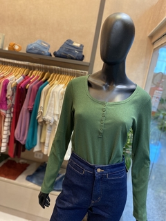 Blusa Canelada Decote Botões