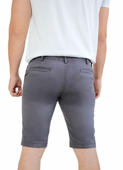 BERMUDA MASCULINA SARJA COM ELASTANO LISA CHUMBO - comprar online