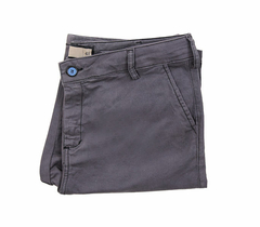 BERMUDA MASCULINA SARJA COM ELASTANO LISA CHUMBO - L.O.N.S