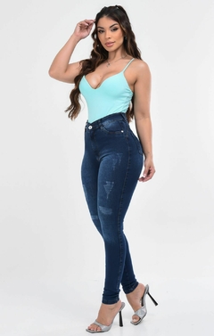 Calça Jeans Escura, detalhes de puído, com elastano, cintura alta na internet