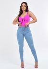 Calça Jeans, clara, com detalhes de puído, com elastano, cós alto