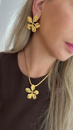 conjunto aço colar e brinco flor