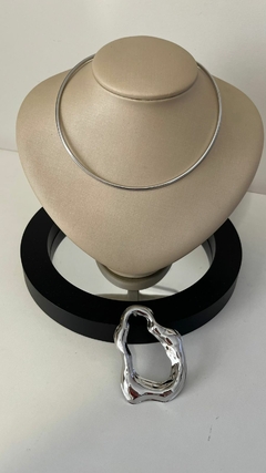 Choker pingente orgânico removível na internet