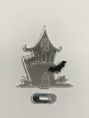 Aplique em acrílico do castelo da Wandinha