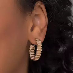 Brinco Meia Argola Banhado a Ouro 18k Cód. 527308 na internet