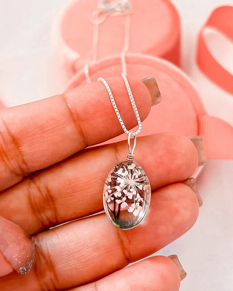 COLAR ORGANITE FLOR DE CEREJEIRA