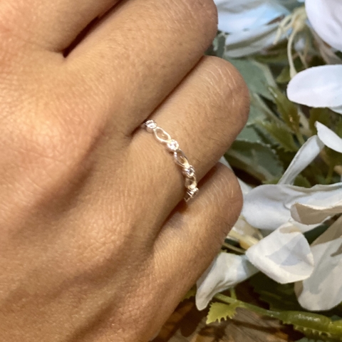 Anel coração vazado e zirconias - Prata 925