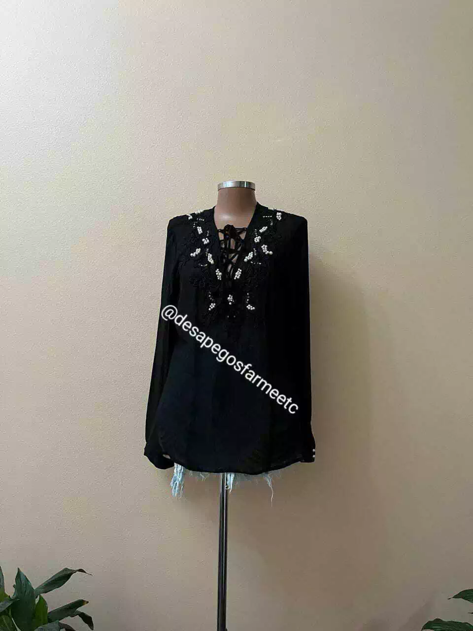 Blusa Preta pérolas Pat Bo para C&A