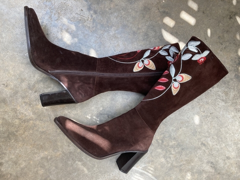BOTAS MARRONES GAMUZA CON FLORES BORDADAS 2003