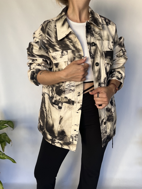 CAMPERA DE GABARDINA ESTAMPADA BLANCA Y NEGRA KOSIUKO T.M - comprar online