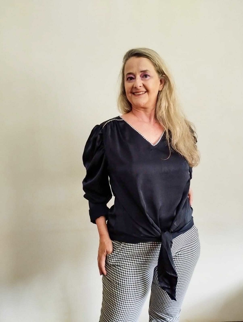 Camisa Plus Size Feminina Manga Longa Acetinada Preta . G2