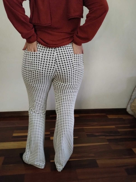 Calça Flare Feminina Plus Size Jacquard Branca e Preta G2