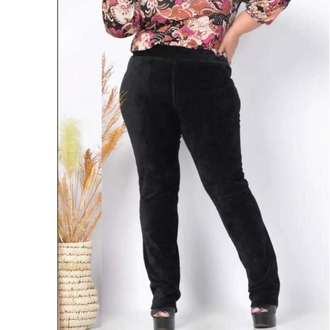 Calça Reta Feminina Plus Size Veludo Cotelê Preta G2