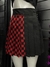 Saia preto e vermelho