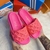 Chinelo Louis Vuitton Pool Pillow na internet