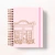 Planner Primavera rosa com capa ilustrada de café com mesas e cadeiras, espiral cobre e faixa vertical rosa