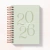 Agenda verde com espiral, destacando o ano 2026 e a frase "Dois mil e vinte e seis".