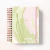 Planner Brisa Serena 2026 com capa em tons pastel verde e rosa, espiral dourada e elástico rosa