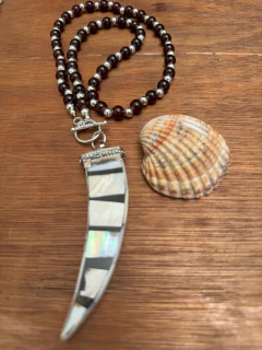 Lenka Indian con Colmillo Nacar Corto - Lenka Accesorios Artesanales