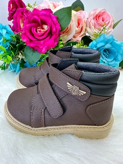 BOTA COTURNO INFANTIL MASCULINA ORTOBABY PEDRO MARROM CAFÉ COM SOLA ANTIDERRAPANTE - comprar online