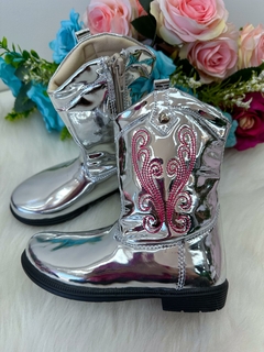 BOTA COTURNO INFANTIL FEMININA DOCE PÉ BOIADEIRA TEXANA PRATA METALIZADA COM SOLA ANTIDERRAPANTE - LORY JOY | LOJA INFANTIL