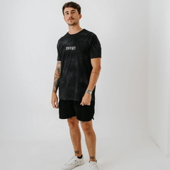 Camiseta Shit Happens na internet