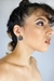 Brinco minimalista e chic com pingente côncavo preto e base em gota folheada a ouro, ideal para uso diário. Adiciona sofisticação discreta a qualquer look.