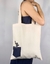 Ecobag de algodão em duas estampas: cacto com bolso lateral e árvore da vida. Além de sustentável, parte do valor é doado à instituição Tem Sopa no Rosa.