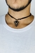 Colar Splendor com pingente de triângulo vazado, cordão de camurça e berloque geométrico, perfeito para looks modernos e elegantes.