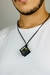 Um colar de camurça preta com pingente de plástico reciclado e musgo, uma opção ecológica e estilosa para completar seu look.