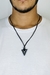 Colar Splendor com pingente de triângulo vazado, cordão de camurça e berloque geométrico, perfeito para looks modernos e elegantes.