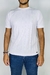camisa polo branca com tecido texturizado a mão de linhas verticais
